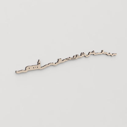 Idea de regalo original: la silueta del skyline de Cáceres en madera natural.