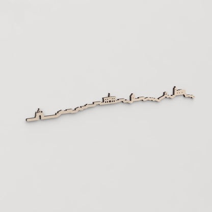 Regalo original en madera: silueta skyline de Covaleda para amantes de su arquitectura.