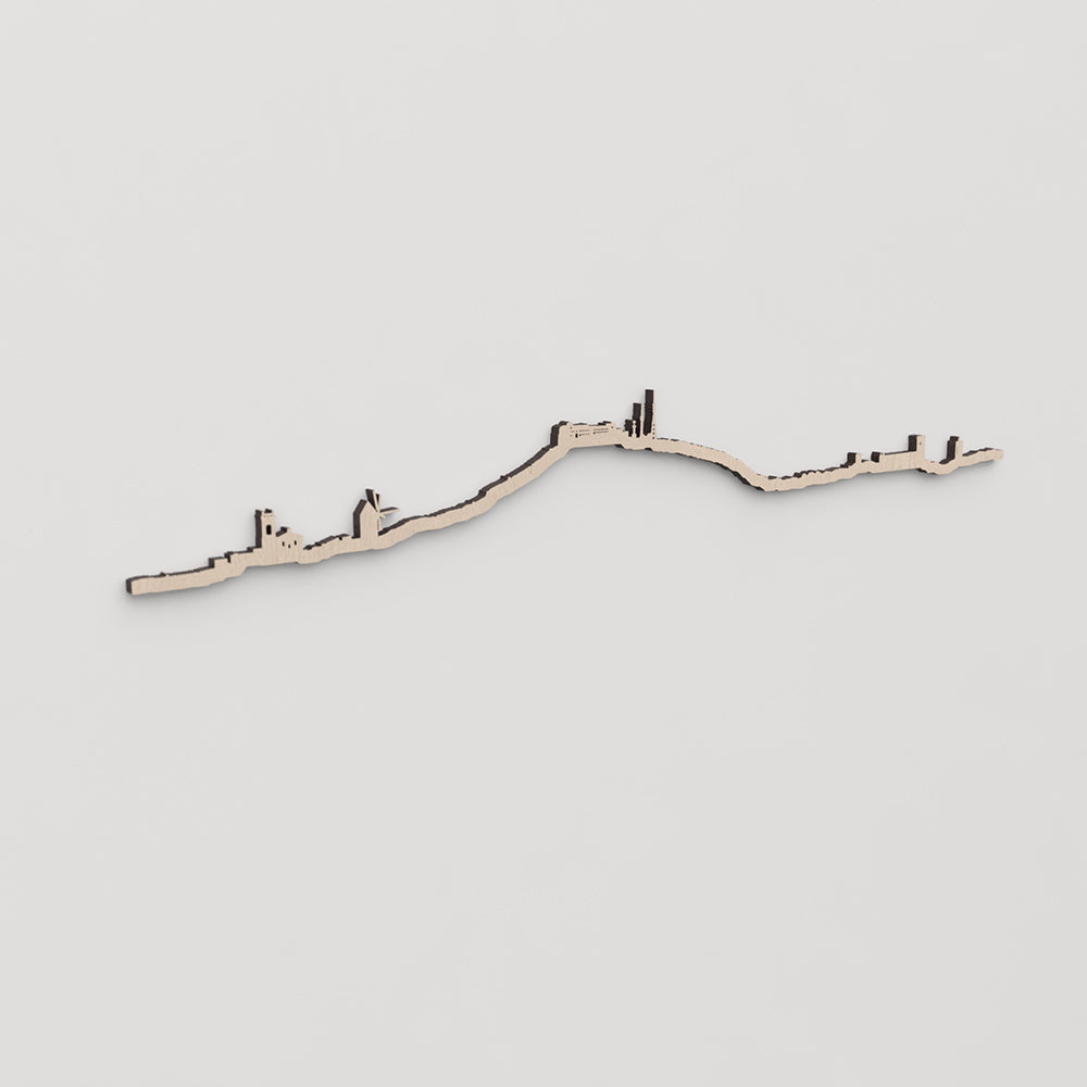 Regalo original: silueta skyline El Toro Menorca en madera natural.