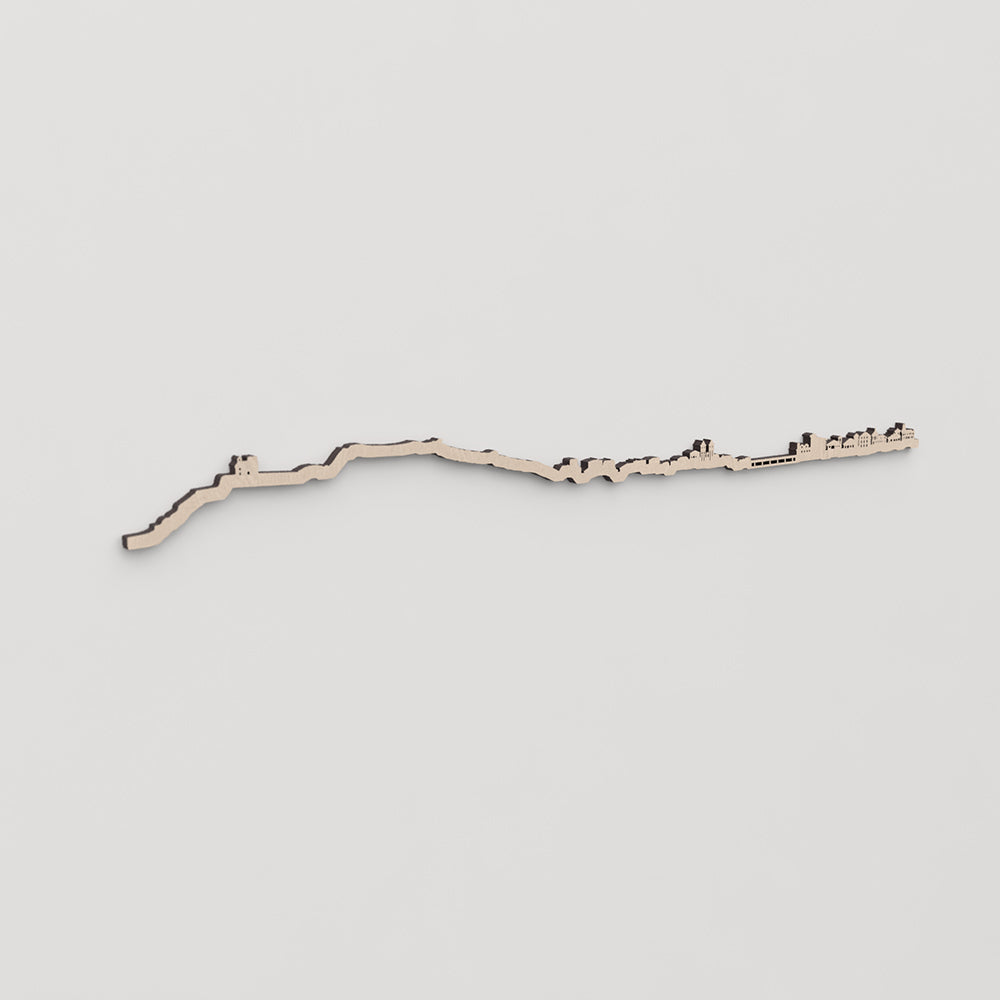 Regalo original: silueta skyline Ribadesella en madera natural.