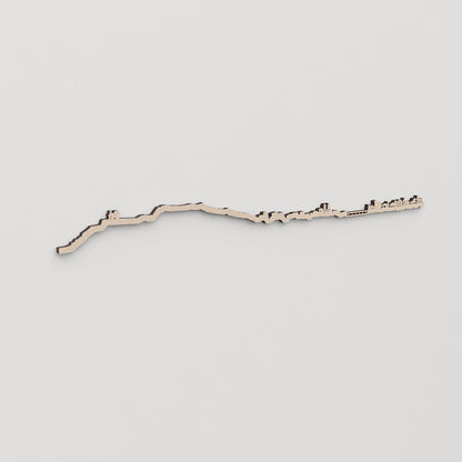 Regalo original: silueta skyline Ribadesella en madera natural.