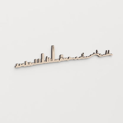 Regalo original: silueta skyline Santiago de Chile en madera natural.