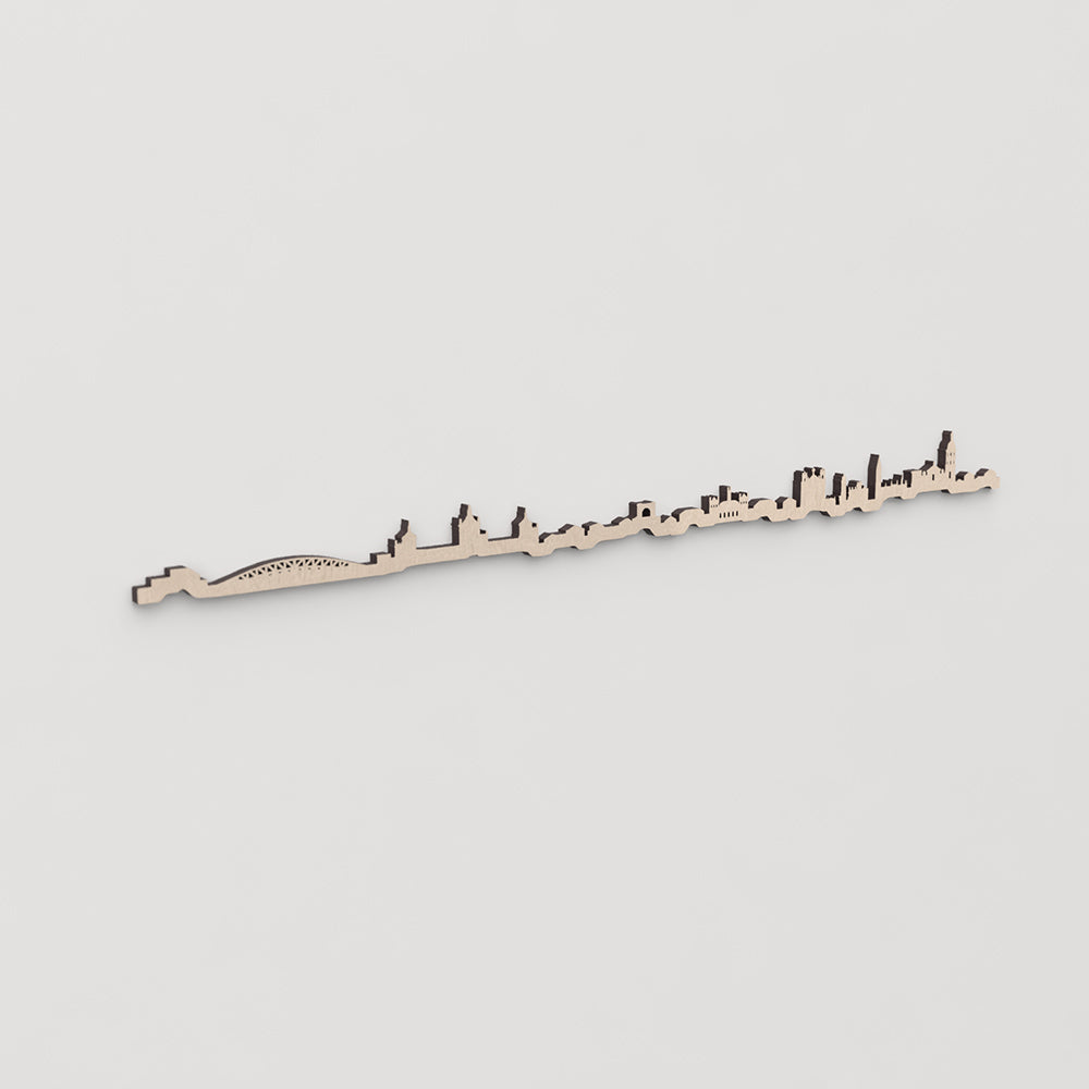 Regalo original: silueta skyline Valladolid en madera natural.