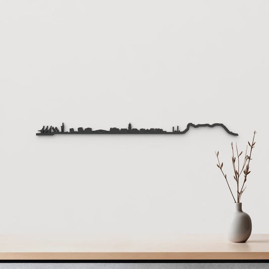 Silueta skyline de Algeciras en madera negra, decoración mural artesanal.