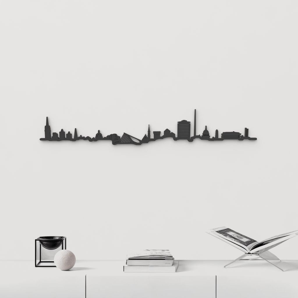 Silueta skyline de Dublín en madera negra, con The Spire como elemento central.