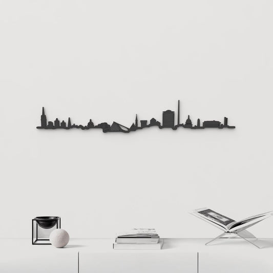 Silueta skyline de Dublín en madera negra, con The Spire como elemento central.