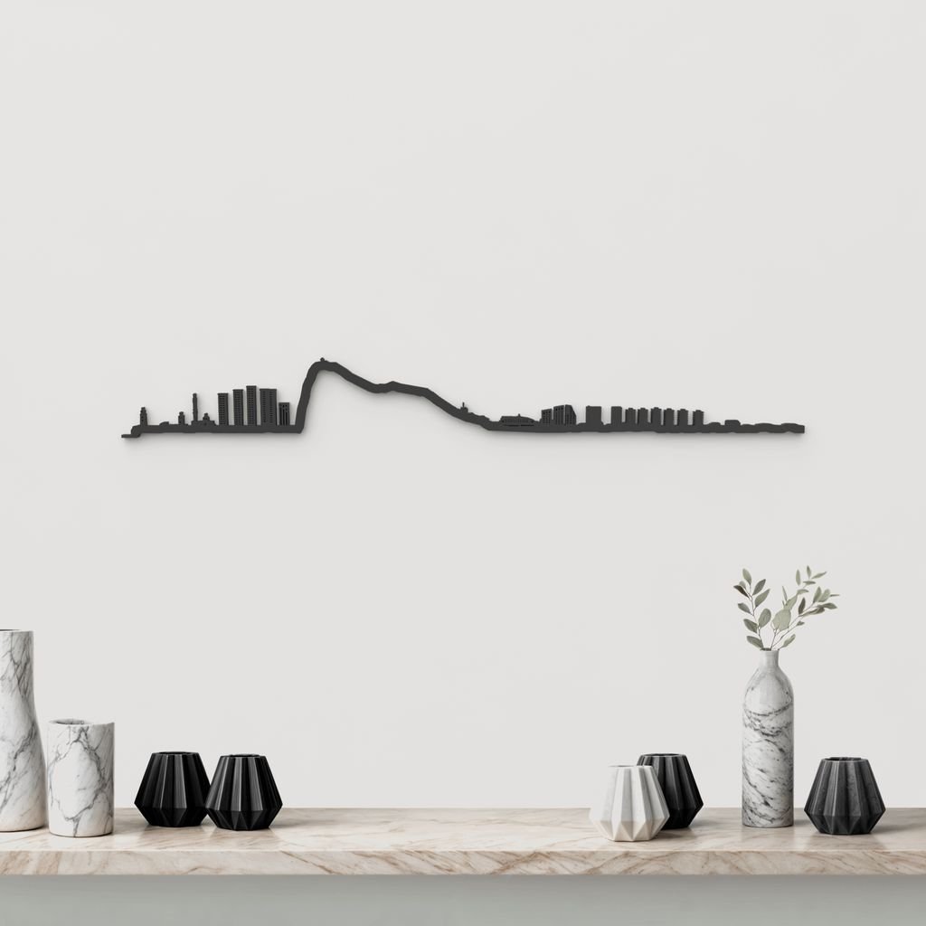 Silueta skyline de Gibraltar en madera color negro para decoración mural.