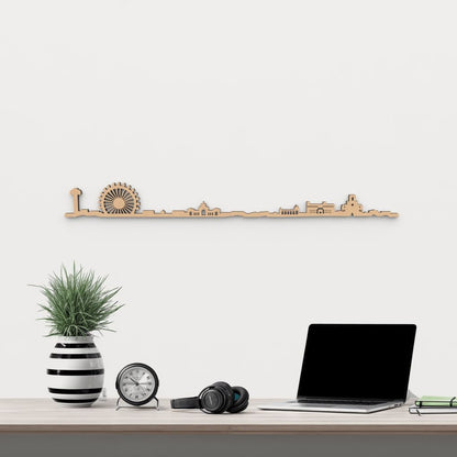 Skyline Albacete de madera marrón para decoración de pared.