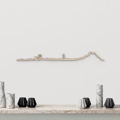 Silueta skyline de Alicante en madera natural para decoración mural.