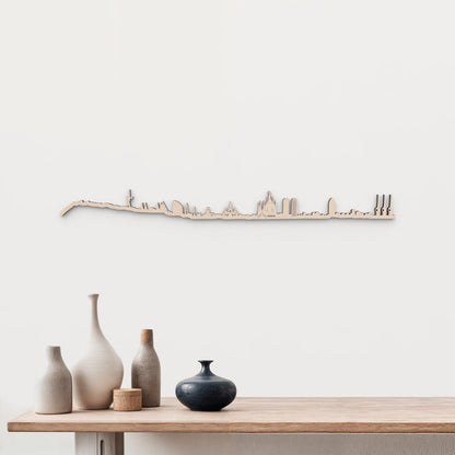 Skyline Barcelona en madera natural para decoración mural.