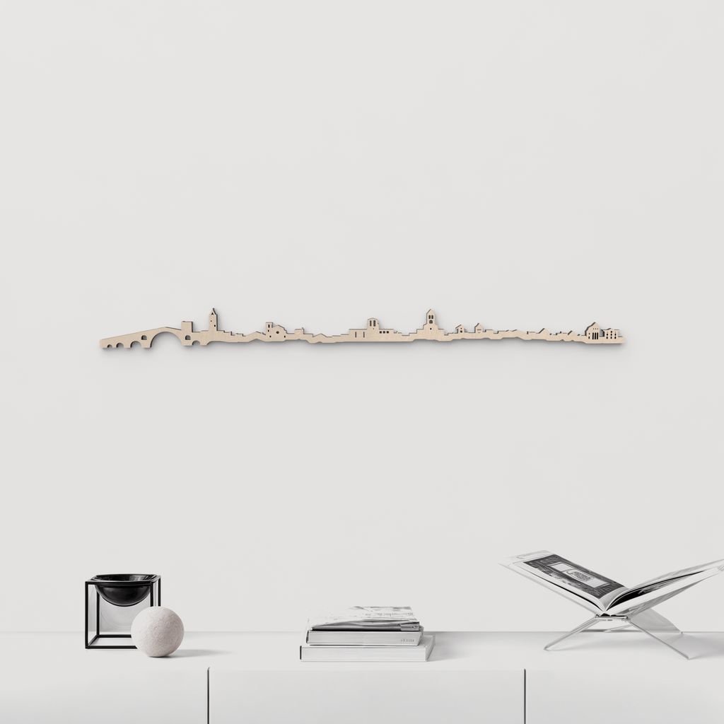 Silueta skyline de Camprodon en madera natural para decoración mural.