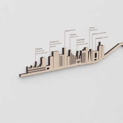Silueta skyline de Caracas en madera natural para decoración mural.