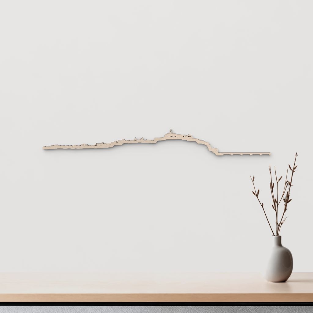 Silueta skyline de Coimbra en madera natural para decoración mural.