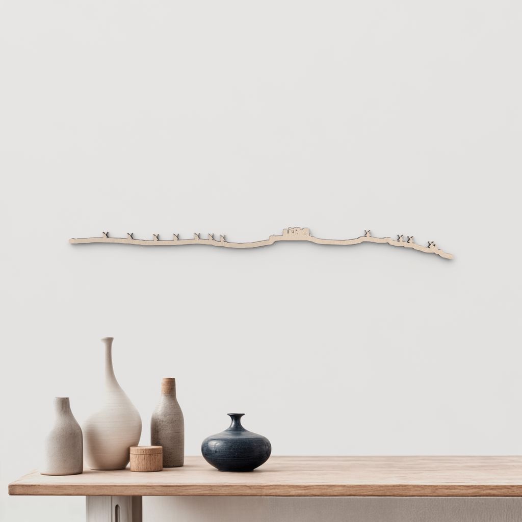 Silueta skyline de Consuegra en madera natural para decoración mural.