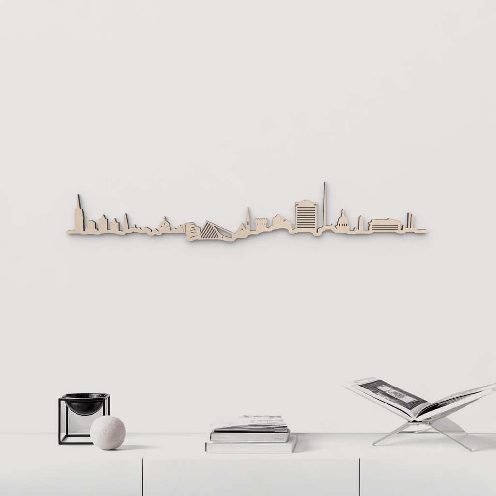 Silueta del skyline de Dublín en madera natural, ideal para ambientes nórdicos.