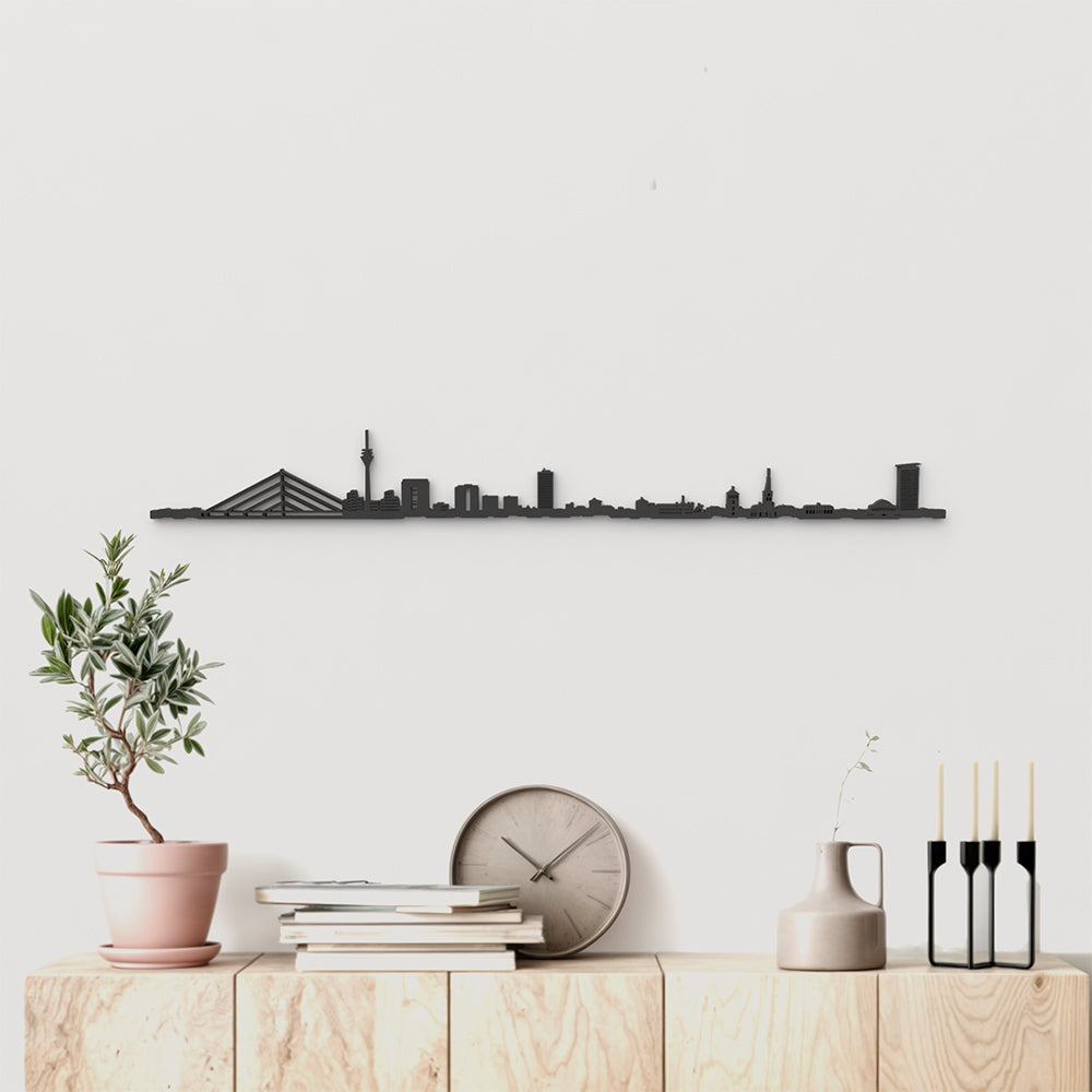 Skyline Düsseldorf de madera negra, silueta decorativa de pared.