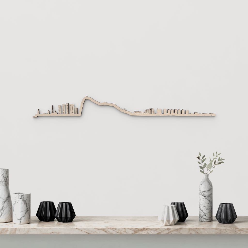 Silueta skyline de Gibraltar en madera natural para decoración mural.