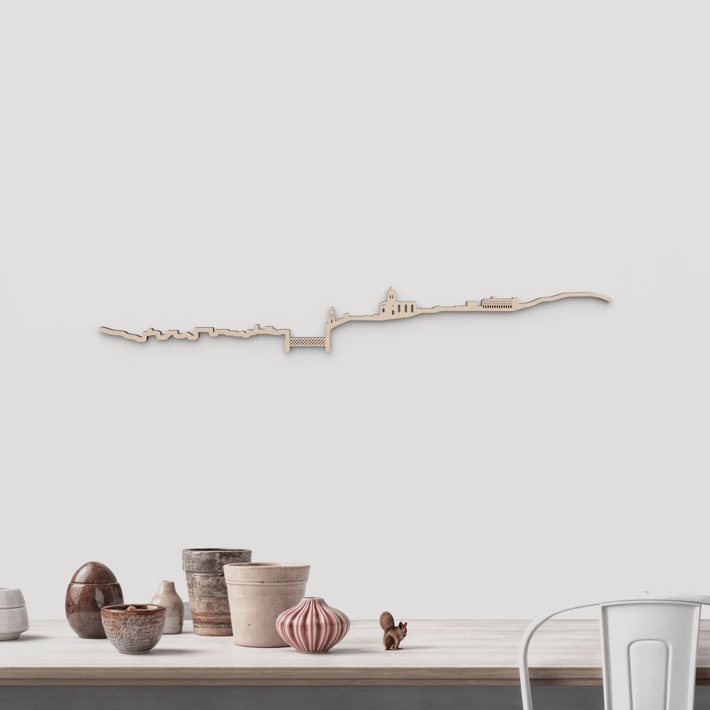 Skyline Girona en madera natural para decoración mural.