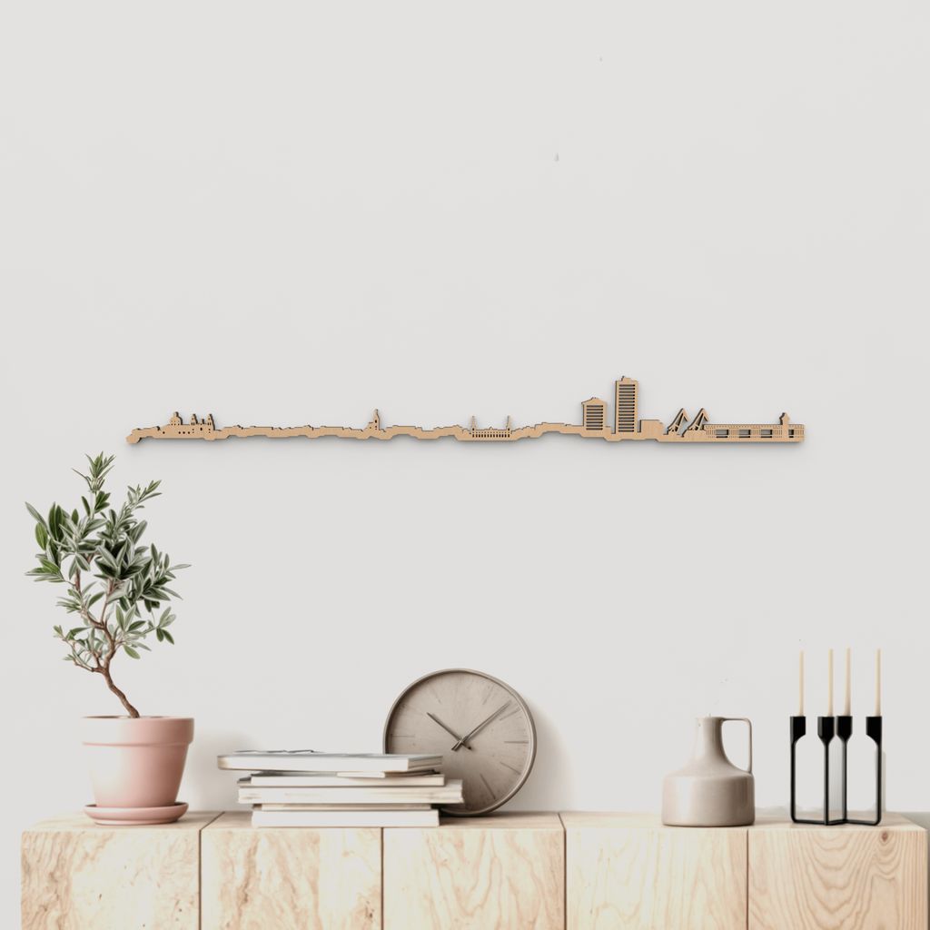 Skyline Huelva de madera marrón para decoración de pared.