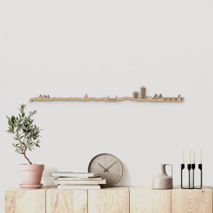 Skyline Huelva de madera marrón para decoración de pared.