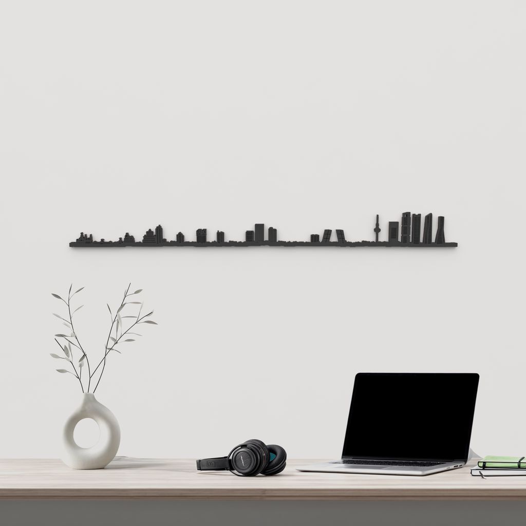 Skyline Madrid de madera negra, silueta decorativa de pared.