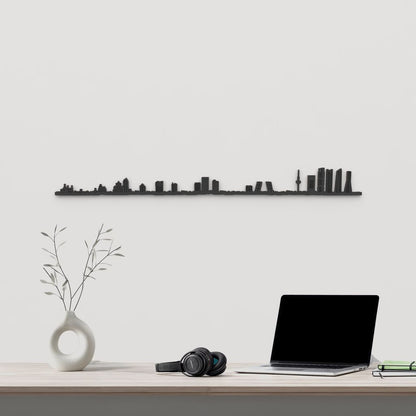 Skyline Madrid de madera negra, silueta decorativa de pared.