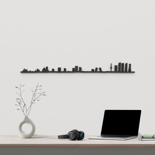 Skyline Madrid de madera negra, silueta decorativa de pared.