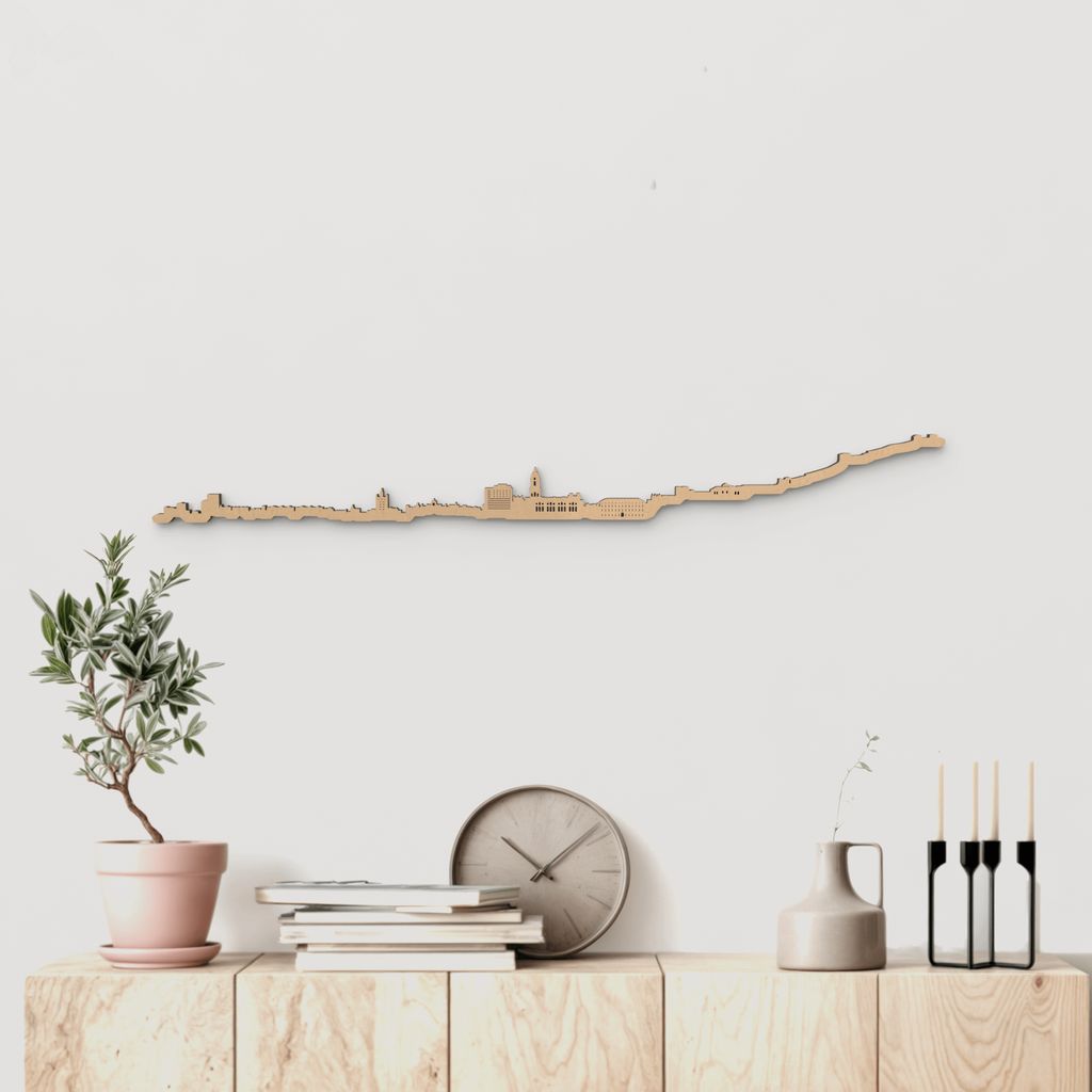 Skyline Málaga de madera marrón para decoración de pared.