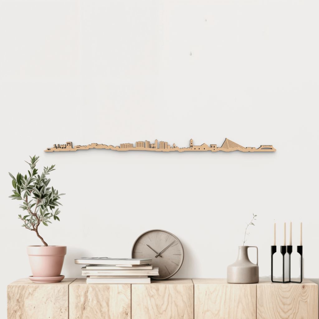 Skyline Marbella de madera marrón para decoración de pared.