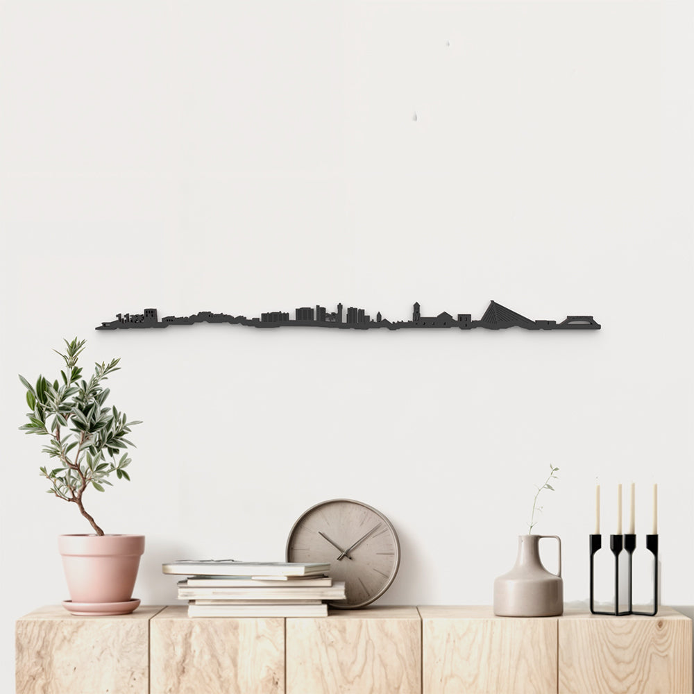 Skyline Marbella de madera negra, silueta decorativa de pared.
