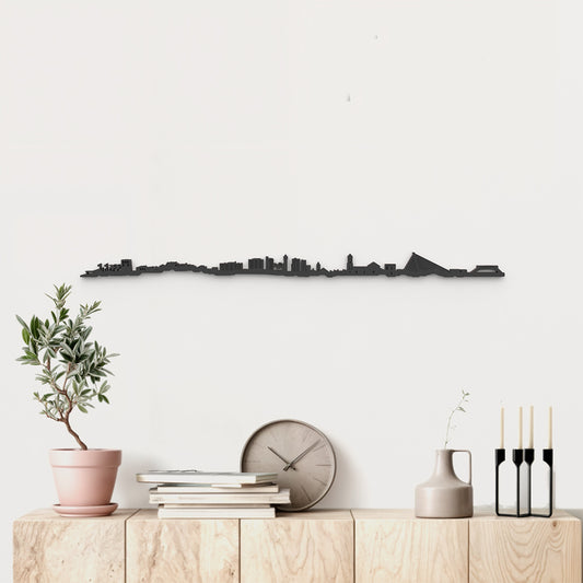 Skyline Marbella de madera negra, silueta decorativa de pared.