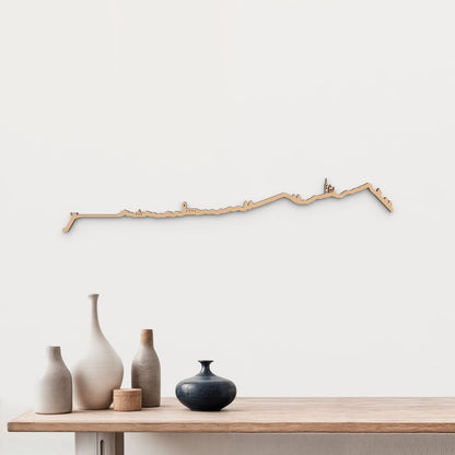 Skyline Navacerrada de madera marrón para decoración de pared.