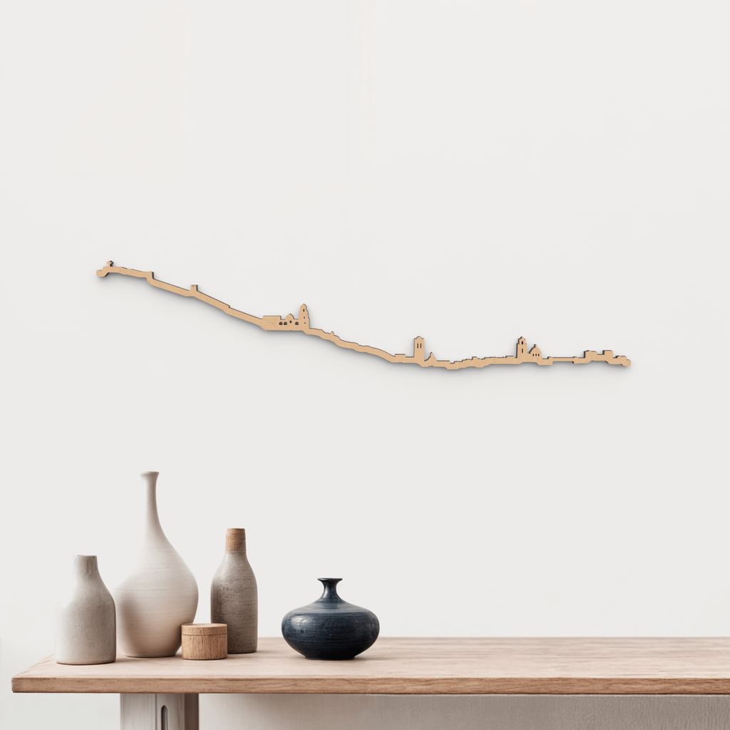 Skyline Orihuela de madera marrón para decoración de pared.