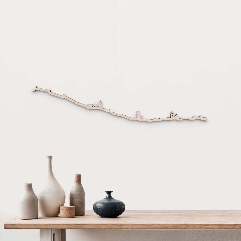 Skyline Orihuela en madera natural para decoración mural.