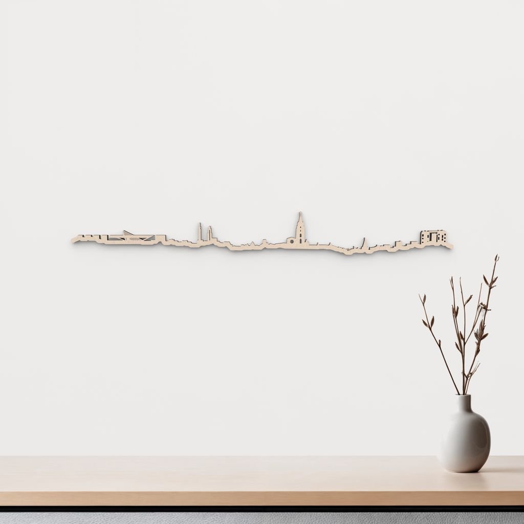 Skyline Oviedo en madera natural para decoración mural.