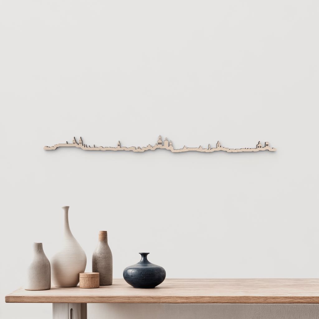Skyline Pamplona en madera natural para decoración mural.