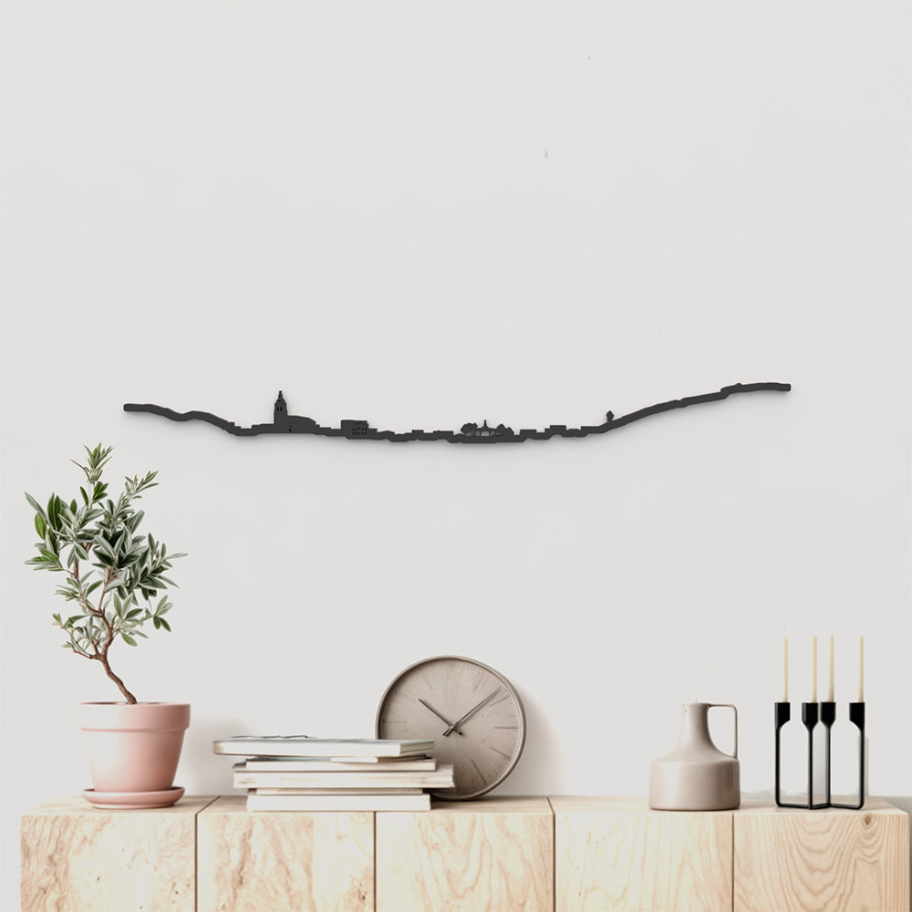 Skyline Puertollano de madera negra, silueta decorativa de pared.