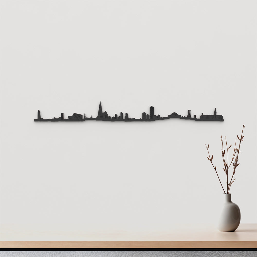 Skyline Reikiavik de madera negra, silueta decorativa de pared.