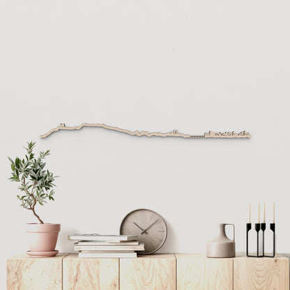 Skyline Ribadesella en madera natural para decoración mural.