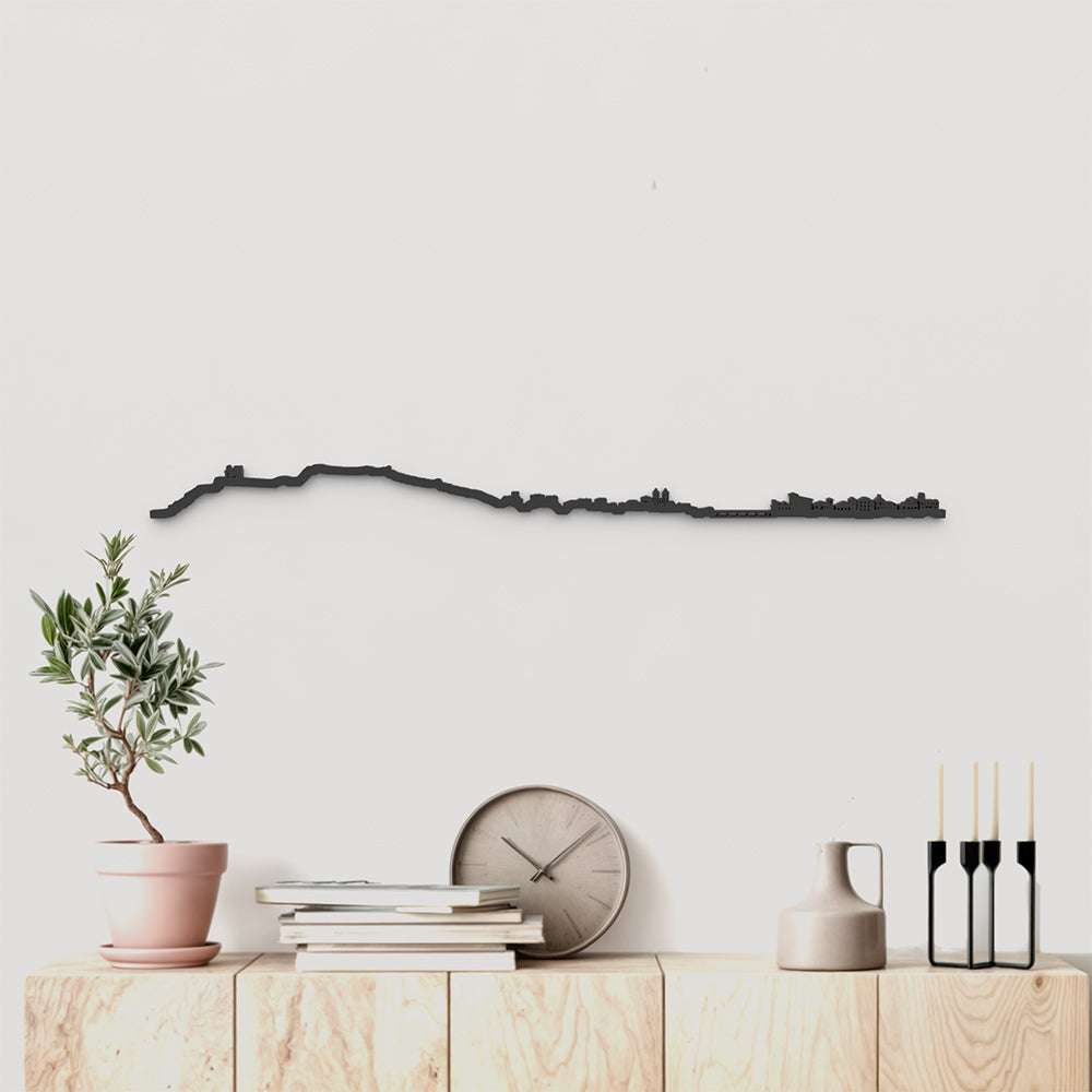 Skyline Ribadesella de madera negra, silueta decorativa de pared.