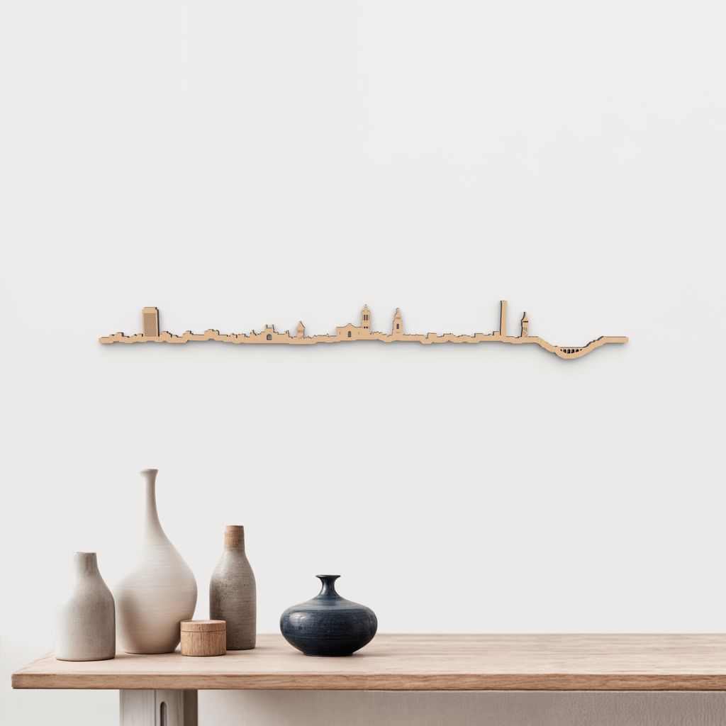 Skyline Sabadell de madera marrón para decoración de pared.