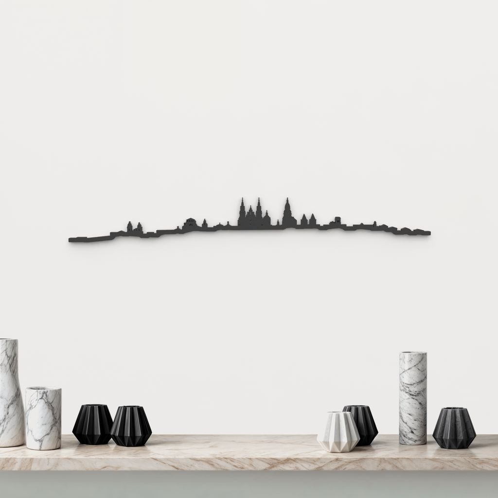 Skyline Santiago de Compostela de madera negra, silueta decorativa de pared.