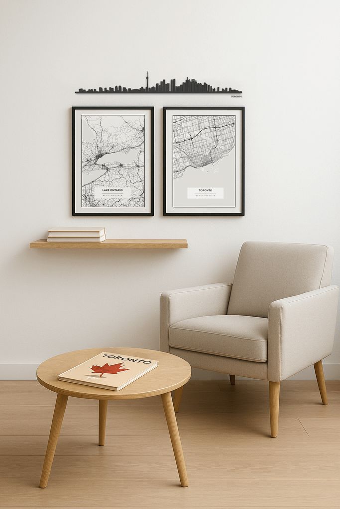 Skyline de Toronto en madera sobre pared blanca, acompañado de mapas enmarcados y mobiliario de estilo nórdico – una propuesta de decoración elegante y personalizada.