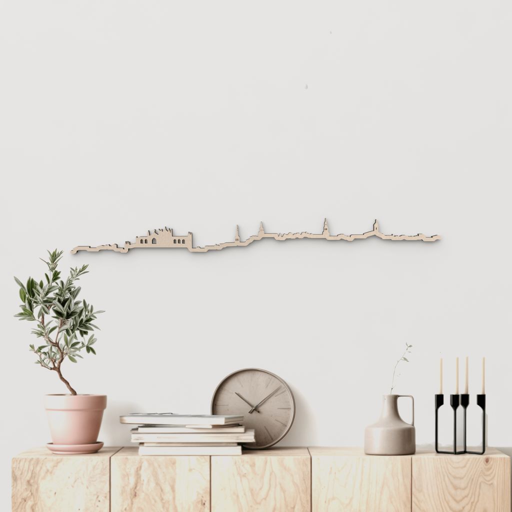 Silueta skyline de Vitoria en madera natural para decoración mural.