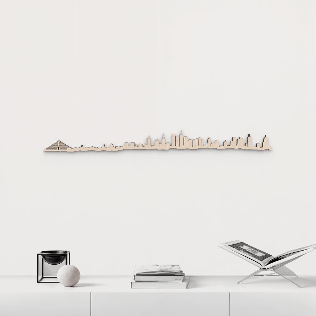 Silueta skyline de Warszawa en madera de abedul natural para decoración mural.