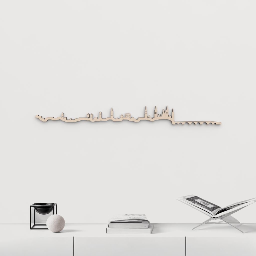 Silueta skyline de Zaragoza en madera de abedul natural para decoración mural.