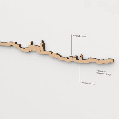 Vista en perspectiva de la silueta del skyline de Aroche en madera marrón.