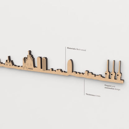 Vista en perspectiva de la silueta del skyline de Barcelona en madera marrón.