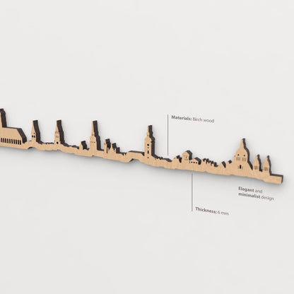 Vista en perspectiva de la silueta del skyline de München en madera marrón.