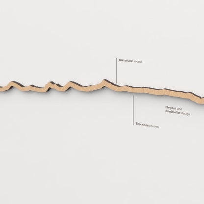 Perspectiva en madera marrón del perfil de Sierra Nevada con sus cumbres emblemáticas.